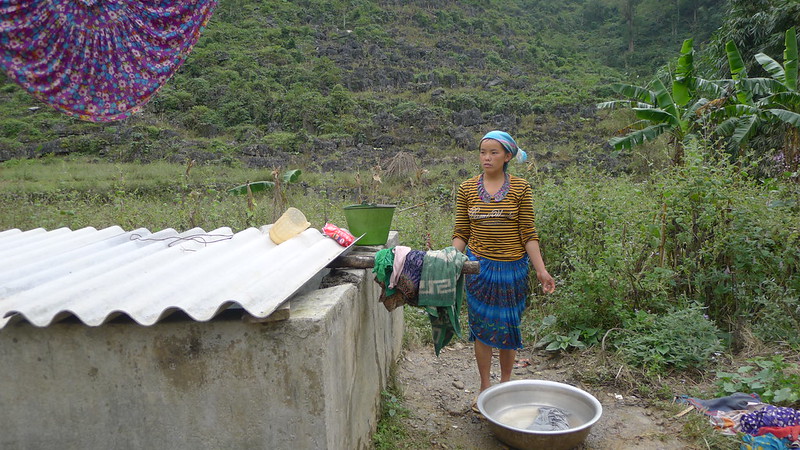 A girl performing domestic work outside her home in Ha Giang Province, Viet Nam/ Up  Overseas Development Institute/ Flickr (CC BY-NC 2.0)